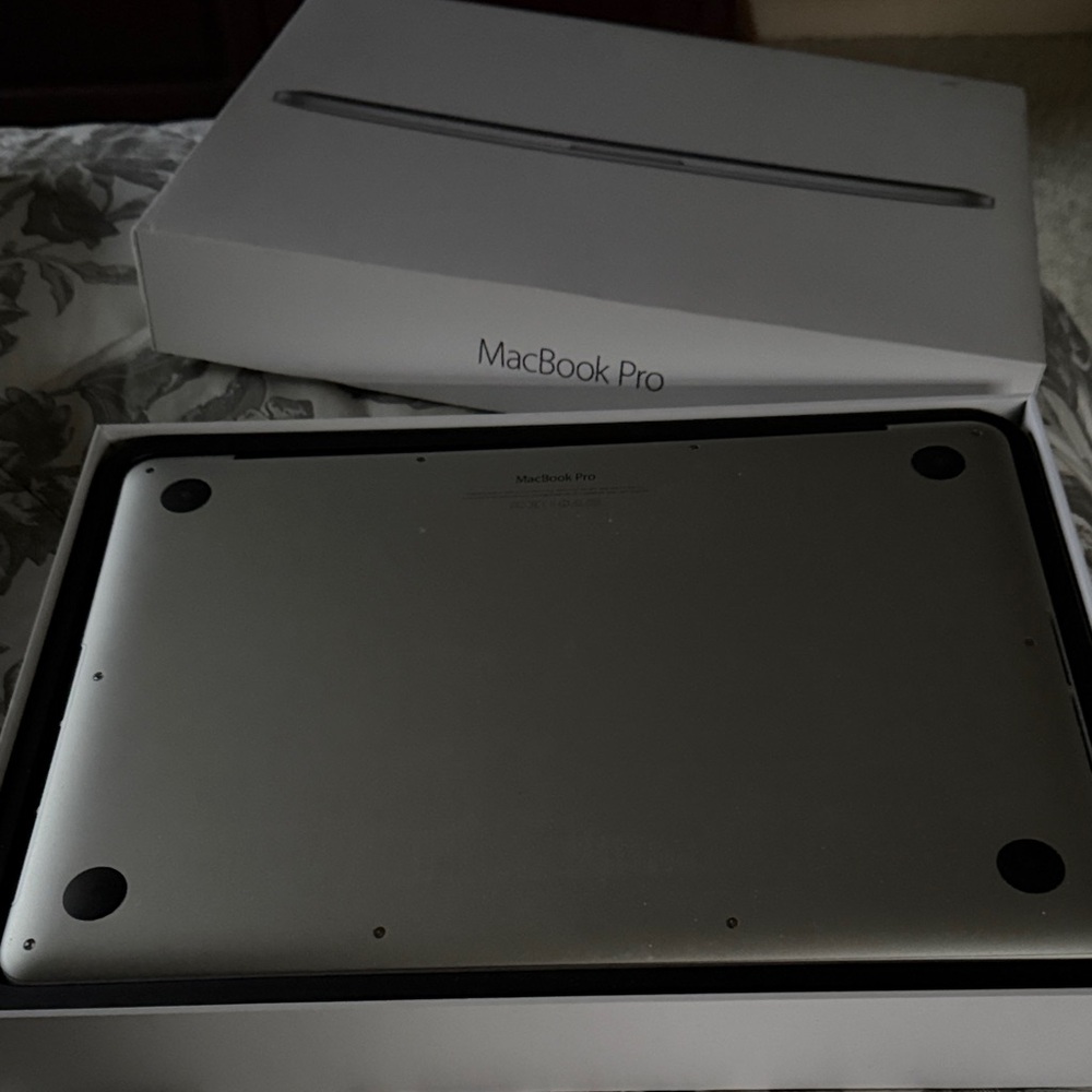 Apple MacBook Pro 13.3 Silver - Picture 2 of 8